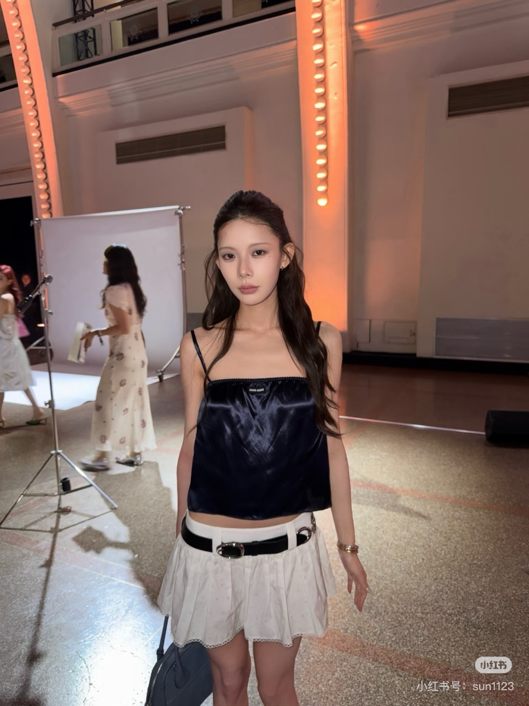 NO:907277,Miumiu 26new acetate lace suspender skirt suit is made of heavy acetate material with unparalleled drape. The white lace design on the chest presents a light and sophisticated style!  Exclusively customized imported yb acetic acid material, the imported material has a silky luster!  The micro-elastic design of the bust lace is very tolerant to the figure!  The combination of classic logo and letter patterns highlights the charm of the brand concept. 1:1 awesome version. The latest summer item. Look for the exclusive high version. In stock. SML,,miumiu,skirts,19860909Miumiu 26new醋酸花边吊带半裙套装 垂感无敌的重磅醋酸材质制成,胸前白色花边设计呈现轻熟大气风格！独家定制进口yb醋酸材质,进口材质自带丝绸般的光泽感！胸围花边做微弹设计对身材包容性极好！经典徽标字母图案搭配,彰显品牌理念魅力1:1超赞版型 夏季最新单品 认准独家高版本 现货 SML,,miumiu,skirts,,Women's clothing