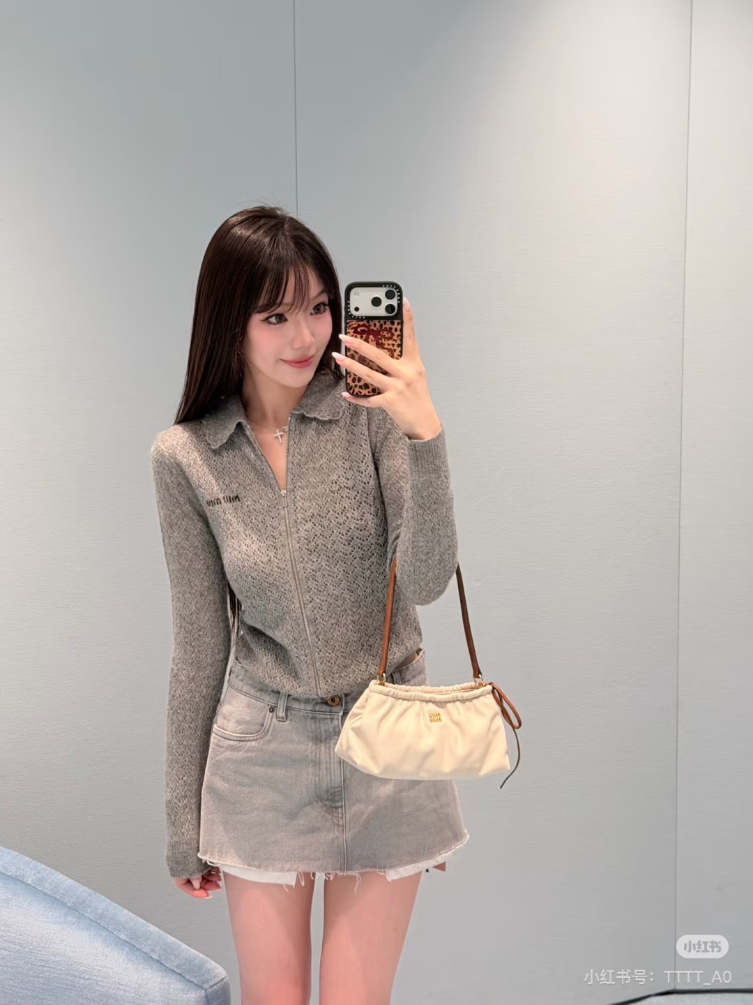 NO:947194,*26new lace collar hollow pattern gray knitted cardigan is soft mulberry silk cashmere blend, the upper body has a delicate knitted texture, the texture is high-end and comfortable!  The sweet girl's age-reducing college sense is perfectly reproduced!  Exclusively customized imported yb mulberry silk cashmere blend material, wavy lace lapel + zipper design, straight shoulder version slimming the upper body, the brand embroidery on the chest is very recognizable and the gray tone is versatile, it can be easily matched with denim skirts or wide-leg pants, and can be used in gentle or Korean sweet girl styles!  It is suitable for commuting in autumn and winter and for daily outings. It is practical and fashionable, and can easily improve the quality of your outfit!  1:1 awesome version, the latest early autumn items, look out for the exclusive high version SML,,skirts,19860909*26new花边领镂空花纹灰色针织开衫柔软桑蚕丝羊绒混纺,上身细腻针织纹理,质感高级又舒适！甜妹减龄学院感完美再现！独家定制进口yb桑蚕丝羊绒混纺材质,波浪花边翻领+拉链设计,正肩版型上身修身显瘦,胸前品牌刺绣超有辨识度灰色调百搭,轻松搭配牛仔裙或阔腿裤,温柔or韩系甜妹风都能驾驭！秋冬通勤、日常出街都很适合,实用又时髦,轻松提升穿搭质感！1:1超赞版型,早秋最新单品,认准独家高版本 SML,,skirts,,Women's clothing