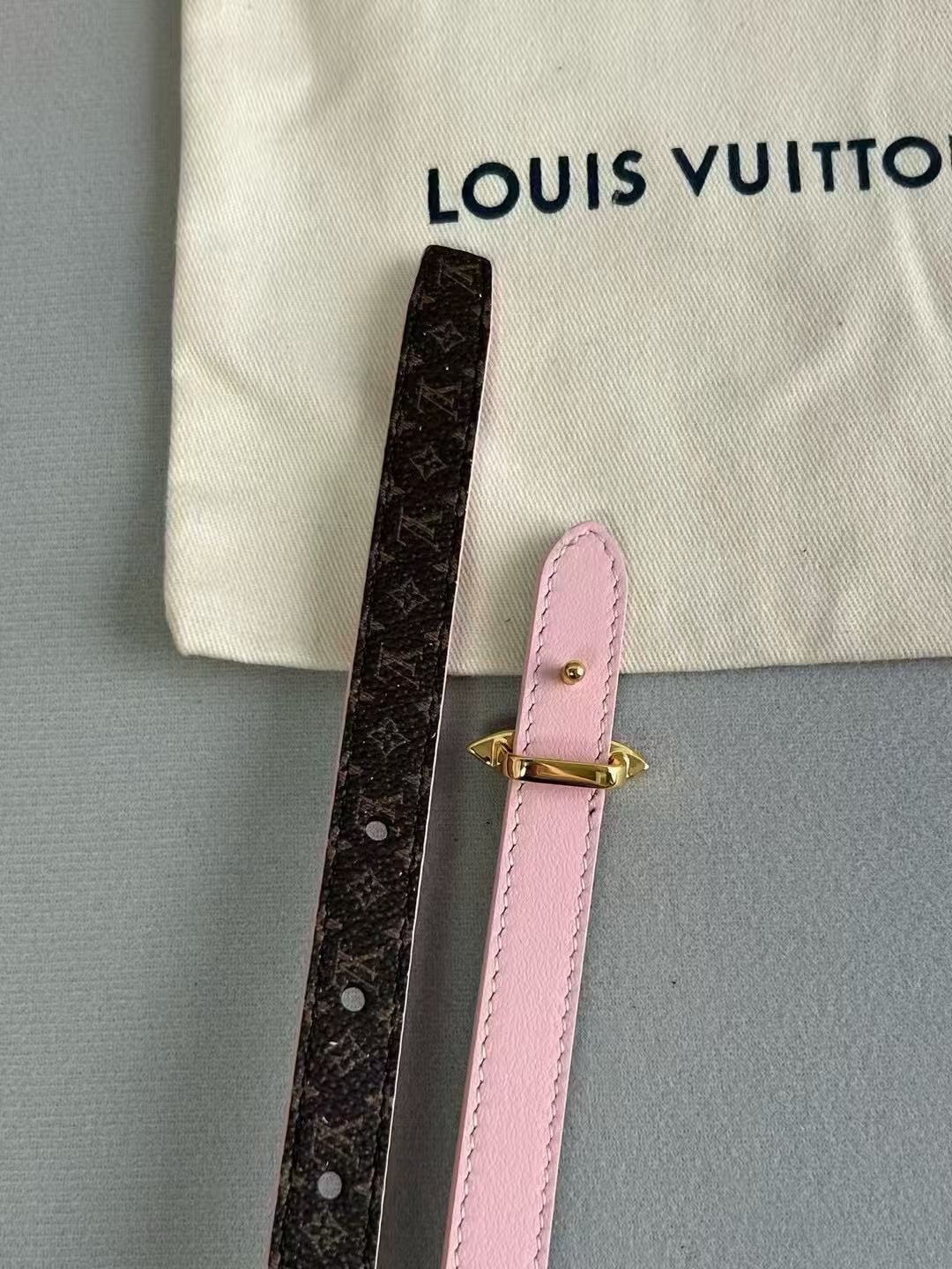 LV  路易威登 1.5cm双面腰带 下单图 专柜品质 可双面使用.纯铜五金扣。配件深受品牌辉煌的经典设计