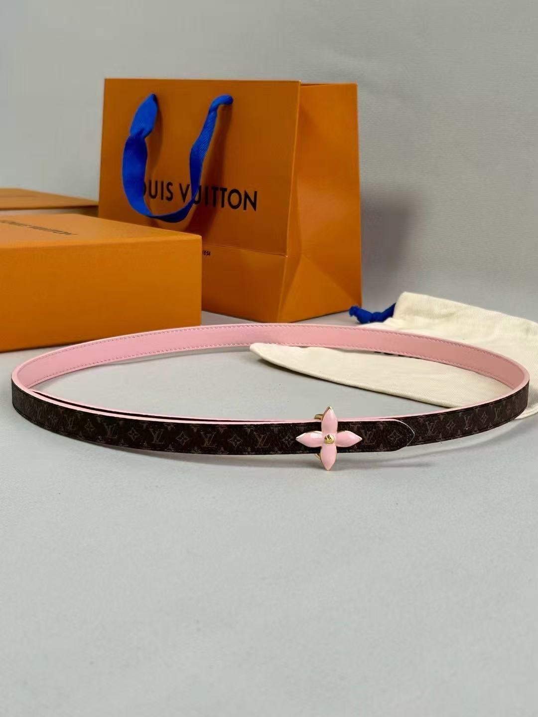 LV  路易威登 1.5cm双面腰带 下单图 专柜品质 可双面使用.纯铜五金扣。配件深受品牌辉煌的经典设计