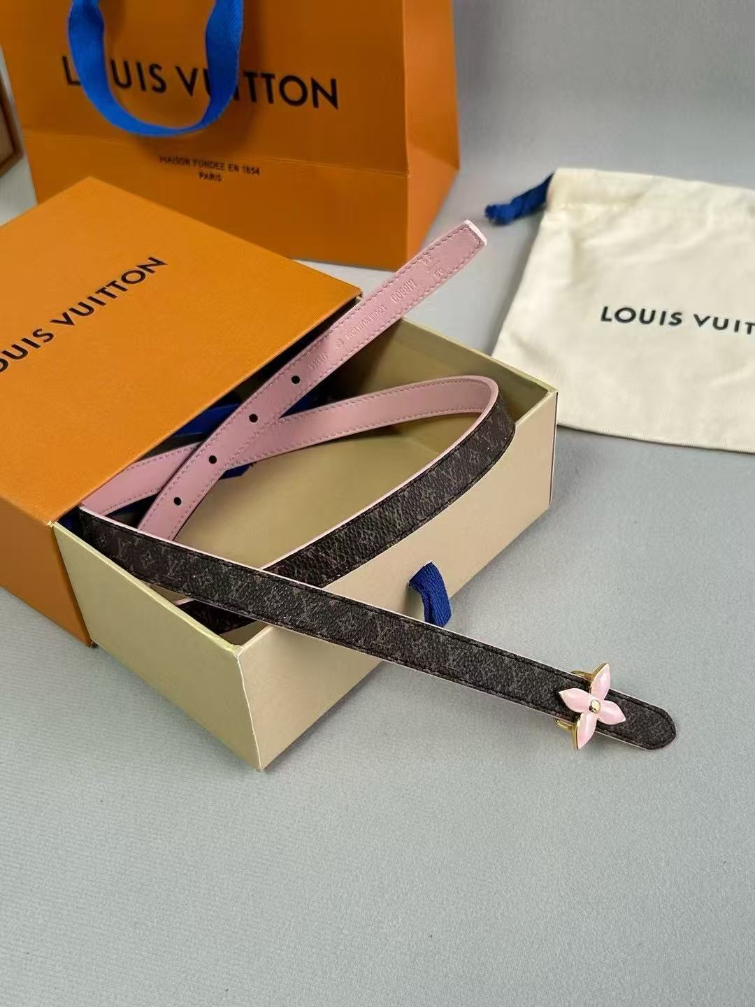 LV  路易威登 1.5cm双面腰带 下单图 专柜品质 可双面使用.纯铜五金扣。配件深受品牌辉煌的经典设计