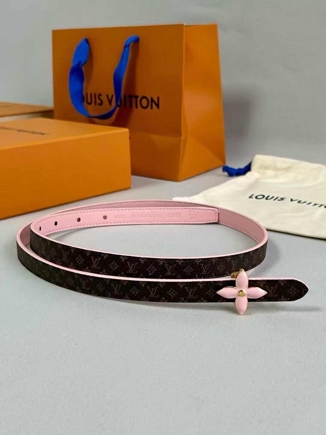 LV 路易威登 1.5cm双面腰带 下单图 专柜品质 可双面使用.纯铜五金扣。配件深受品牌辉煌的经典设计 LV 路易威登 1.5cm双面腰带 下单图 专柜品质 可双面使用.纯铜五金扣。配件深受品牌辉煌的经典设计