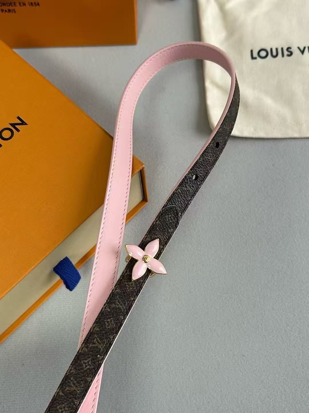 LV  路易威登 1.5cm双面腰带 下单图 专柜品质 可双面使用.纯铜五金扣。配件深受品牌辉煌的经典设计
