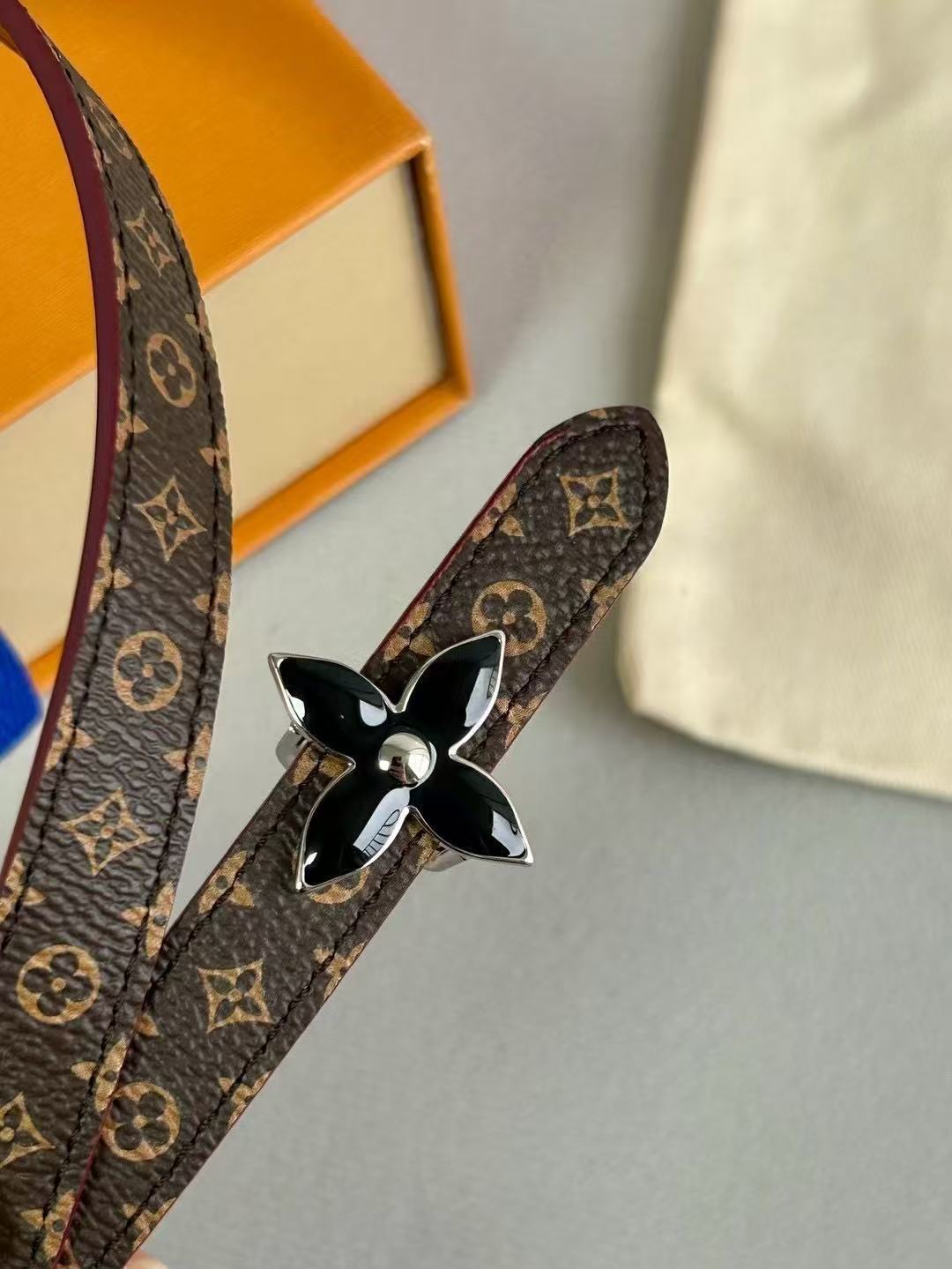 LV  路易威登 1.5cm双面腰带 下单图 专柜品质 可双面使用.纯铜五金扣。配件深受品牌辉煌的经典设计