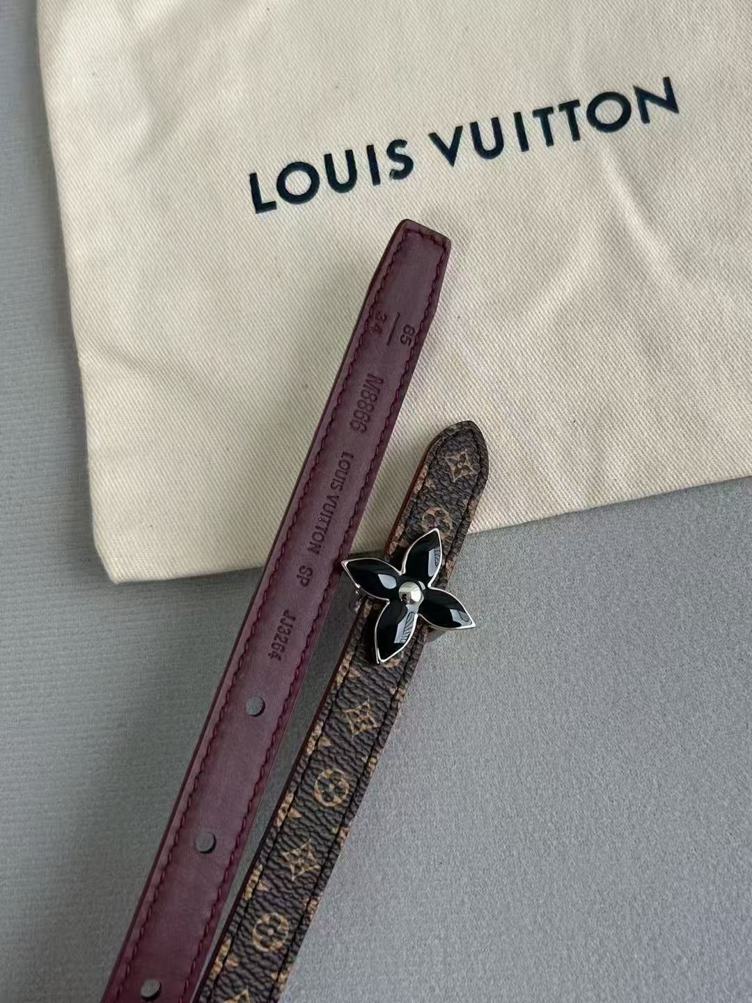 LV  路易威登 1.5cm双面腰带 下单图 专柜品质 可双面使用.纯铜五金扣。配件深受品牌辉煌的经典设计