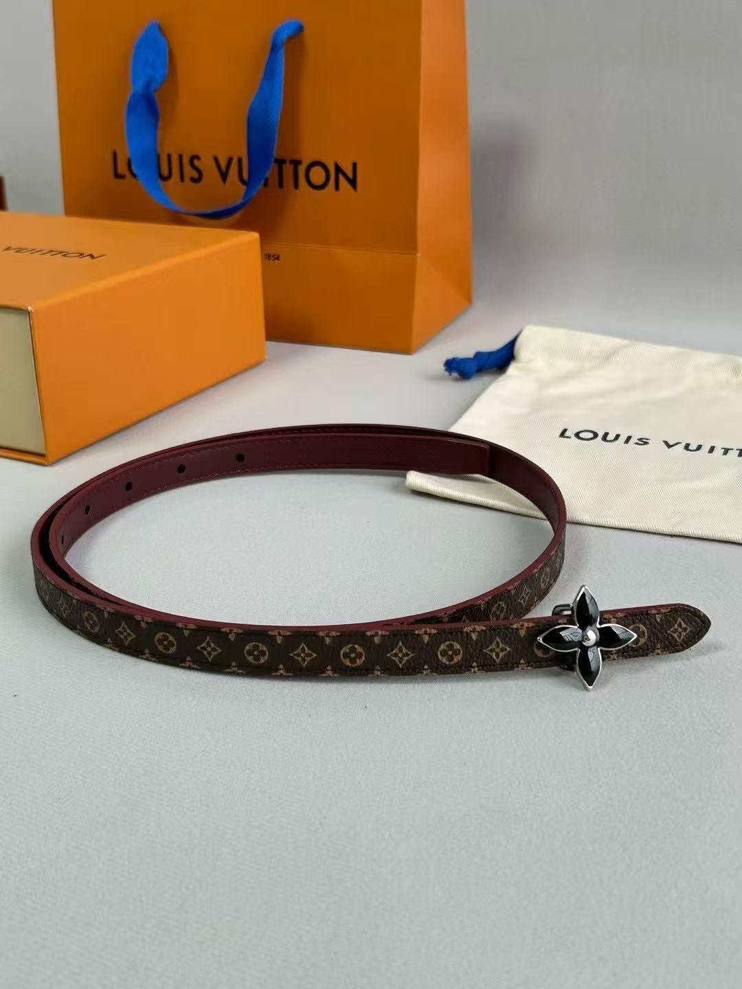 LV  路易威登 1.5cm双面腰带 下单图 专柜品质 可双面使用.纯铜五金扣。配件深受品牌辉煌的经典设计