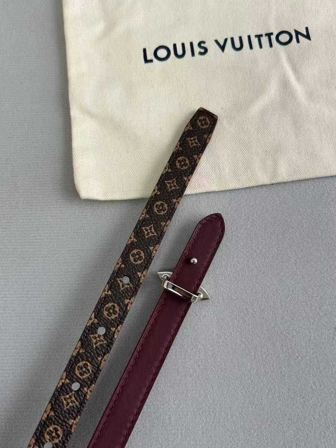 LV  路易威登 1.5cm双面腰带 下单图 专柜品质 可双面使用.纯铜五金扣。配件深受品牌辉煌的经典设计