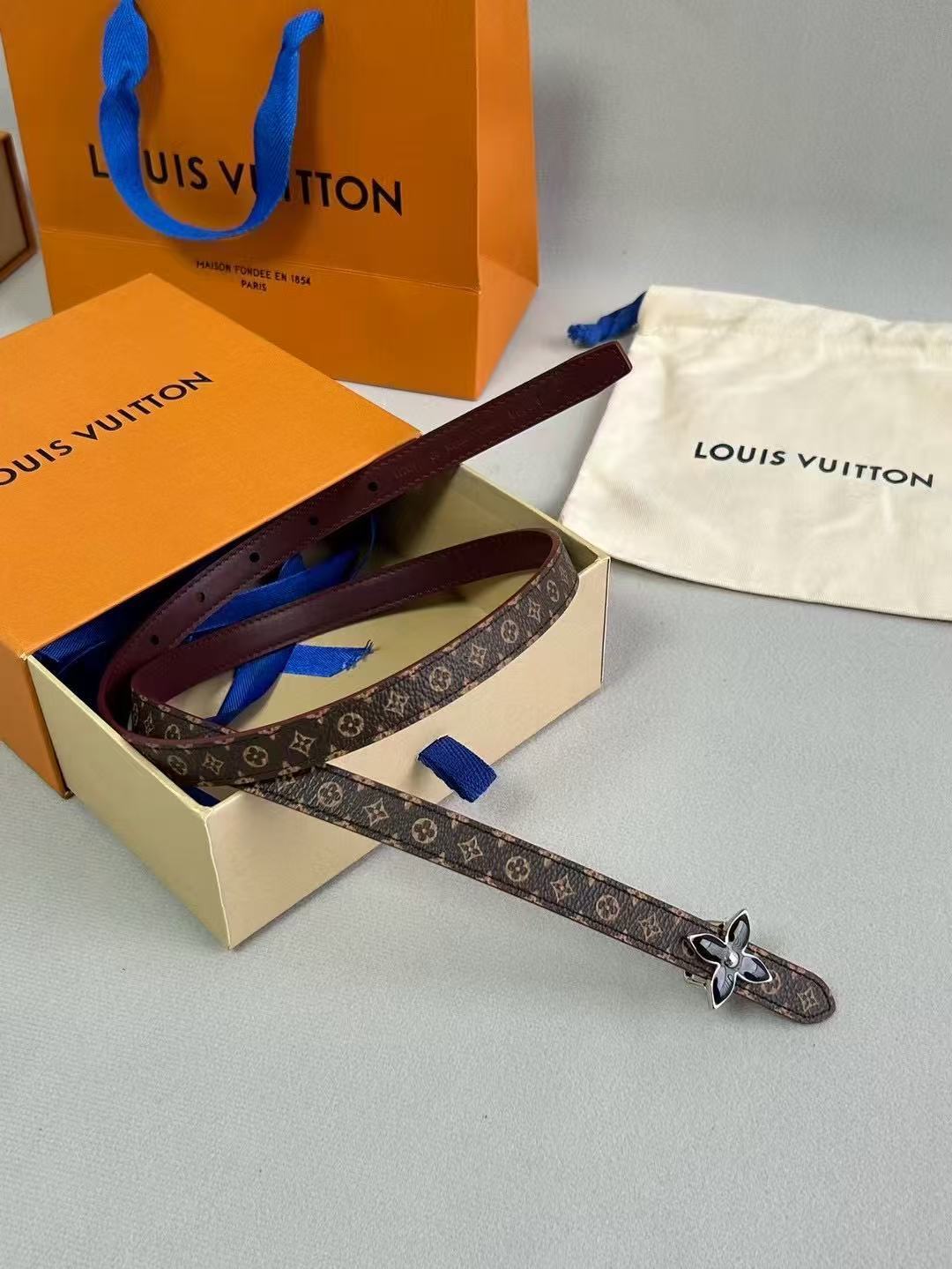 LV  路易威登 1.5cm双面腰带 下单图 专柜品质 可双面使用.纯铜五金扣。配件深受品牌辉煌的经典设计