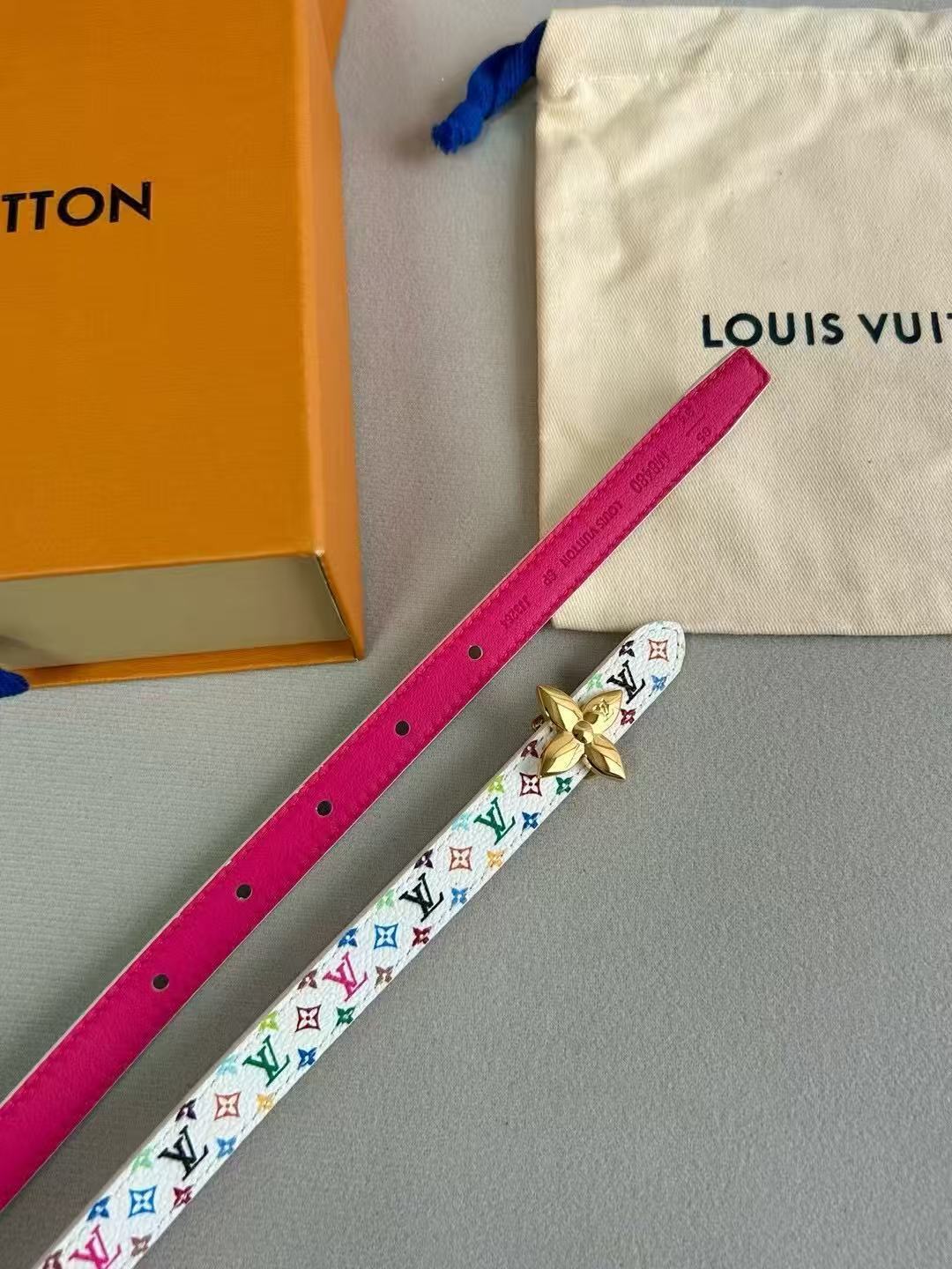 LV  路易威登 1.5cm双面腰带 下单图 专柜品质 可双面使用.纯铜五金扣。配件深受品牌辉煌的经典设计
