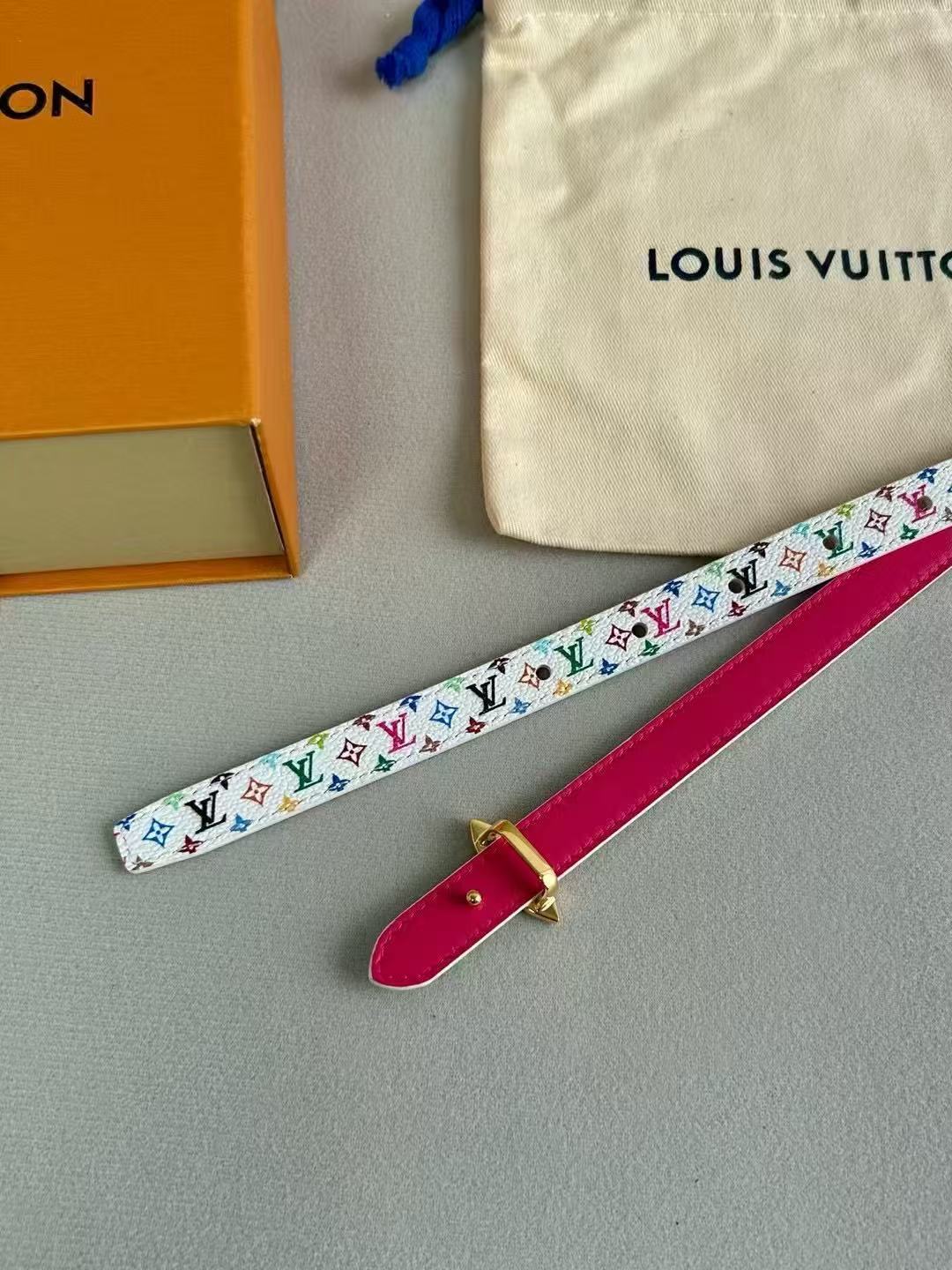 LV  路易威登 1.5cm双面腰带 下单图 专柜品质 可双面使用.纯铜五金扣。配件深受品牌辉煌的经典设计