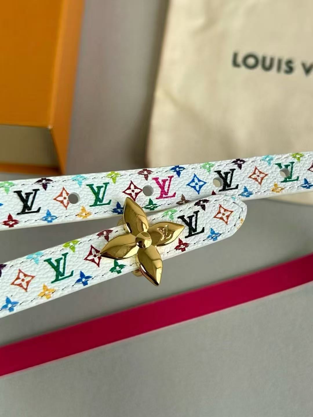 LV  路易威登 1.5cm双面腰带 下单图 专柜品质 可双面使用.纯铜五金扣。配件深受品牌辉煌的经典设计