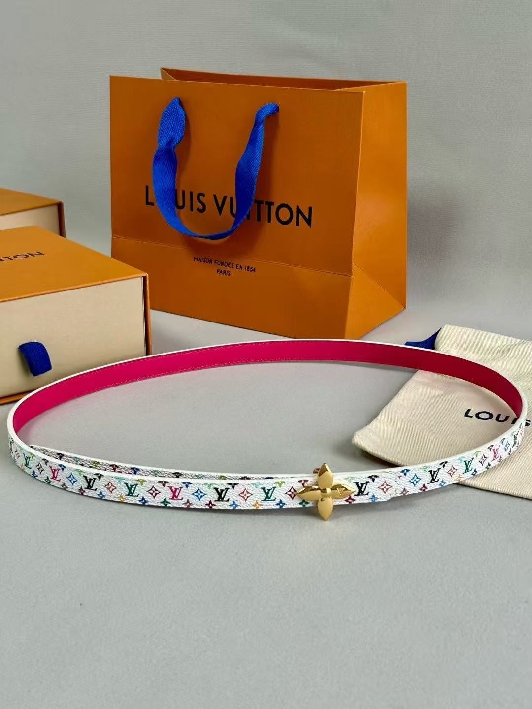 LV  路易威登 1.5cm双面腰带 下单图 专柜品质 可双面使用.纯铜五金扣。配件深受品牌辉煌的经典设计