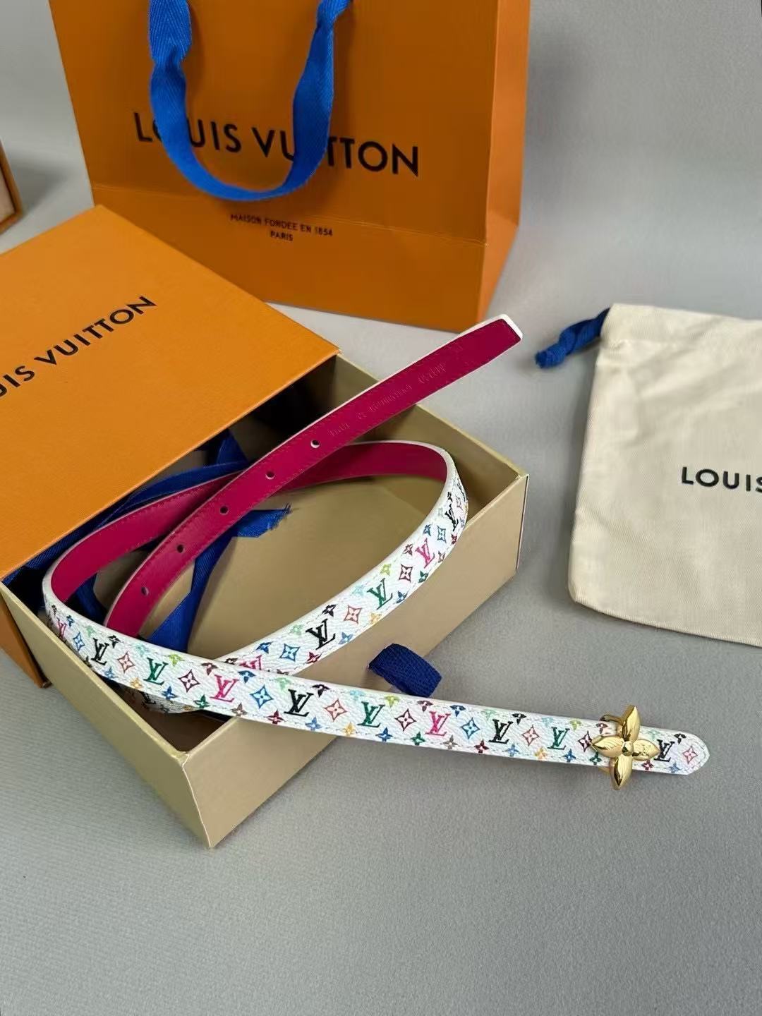 LV  路易威登 1.5cm双面腰带 下单图 专柜品质 可双面使用.纯铜五金扣。配件深受品牌辉煌的经典设计