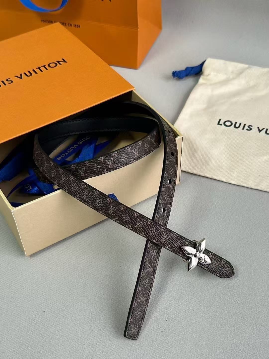LV  路易威登 1.5cm双面腰带 下单图 专柜品质 可双面使用.纯铜五金扣。配件深受品牌辉煌的经典设计