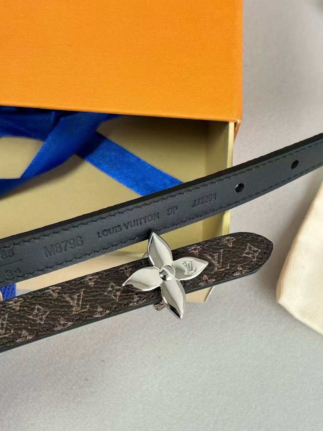 LV  路易威登 1.5cm双面腰带 下单图 专柜品质 可双面使用.纯铜五金扣。配件深受品牌辉煌的经典设计