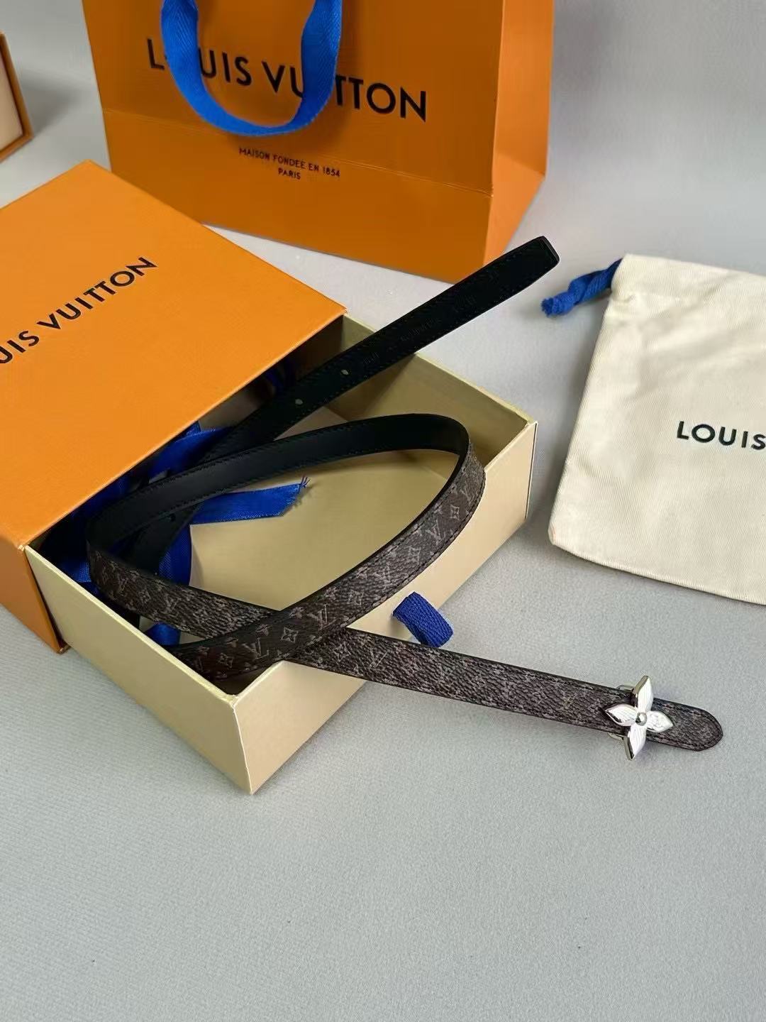 LV  路易威登 1.5cm双面腰带 下单图 专柜品质 可双面使用.纯铜五金扣。配件深受品牌辉煌的经典设计