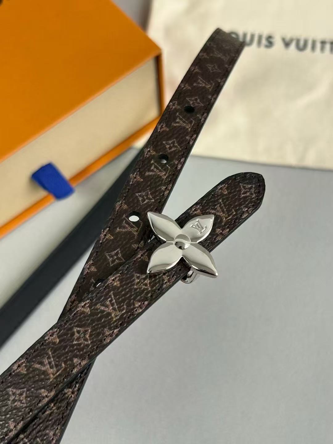 LV  路易威登 1.5cm双面腰带 下单图 专柜品质 可双面使用.纯铜五金扣。配件深受品牌辉煌的经典设计
