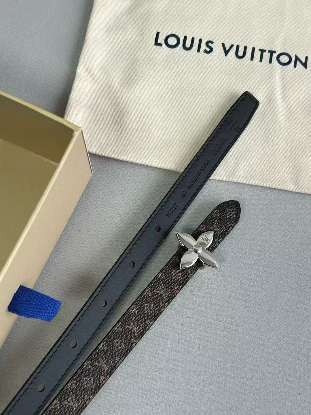 LV  路易威登 1.5cm双面腰带 下单图 专柜品质 可双面使用.纯铜五金扣。配件深受品牌辉煌的经典设计