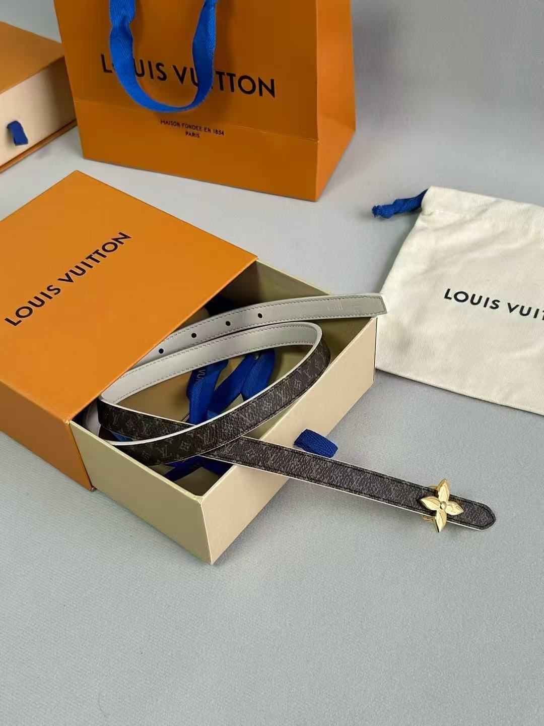 LV  路易威登 1.5cm双面腰带 下单图 专柜品质 可双面使用.纯铜五金扣。配件深受品牌辉煌的经典设计