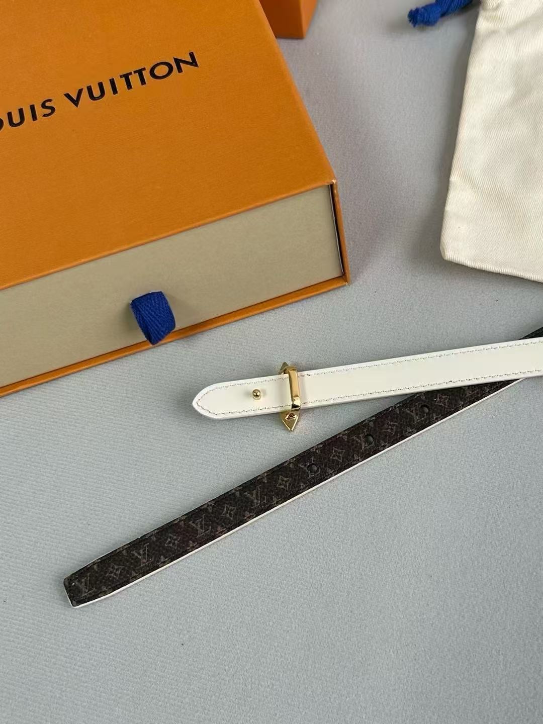 LV  路易威登 1.5cm双面腰带 下单图 专柜品质 可双面使用.纯铜五金扣。配件深受品牌辉煌的经典设计