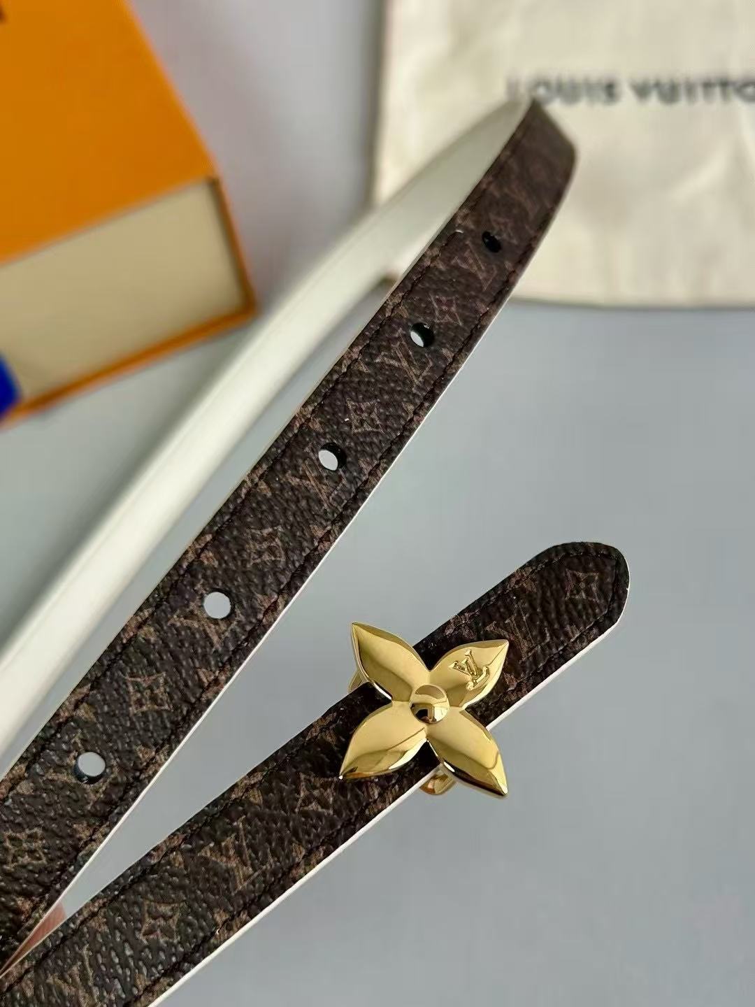 LV  路易威登 1.5cm双面腰带 下单图 专柜品质 可双面使用.纯铜五金扣。配件深受品牌辉煌的经典设计
