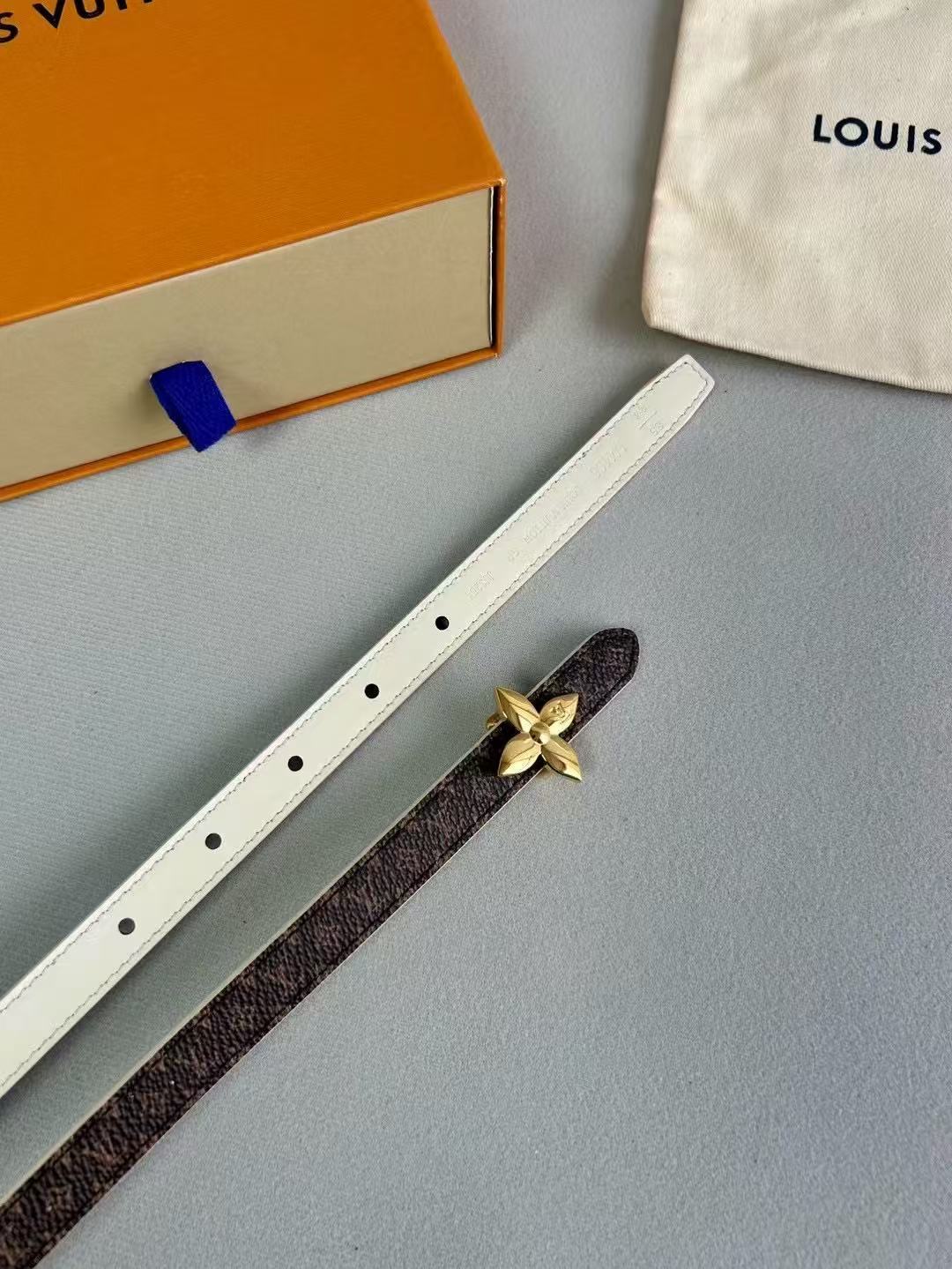 LV  路易威登 1.5cm双面腰带 下单图 专柜品质 可双面使用.纯铜五金扣。配件深受品牌辉煌的经典设计