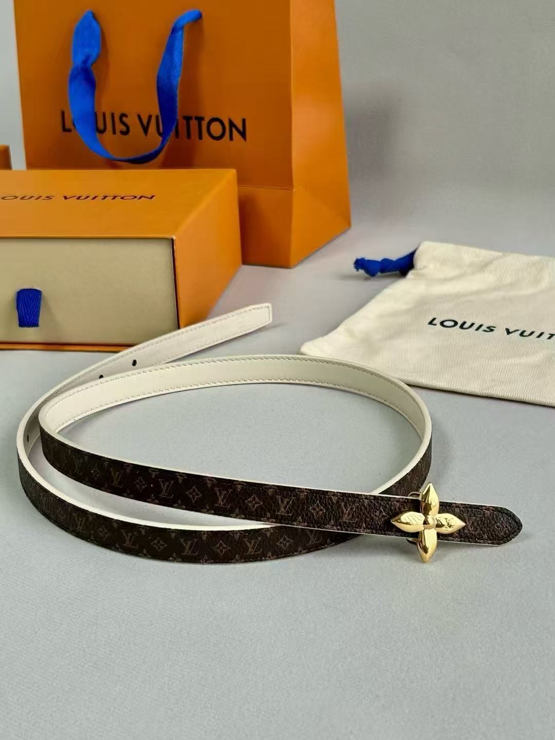 LV  路易威登 1.5cm双面腰带 下单图 专柜品质 可双面使用.纯铜五金扣。配件深受品牌辉煌的经典设计