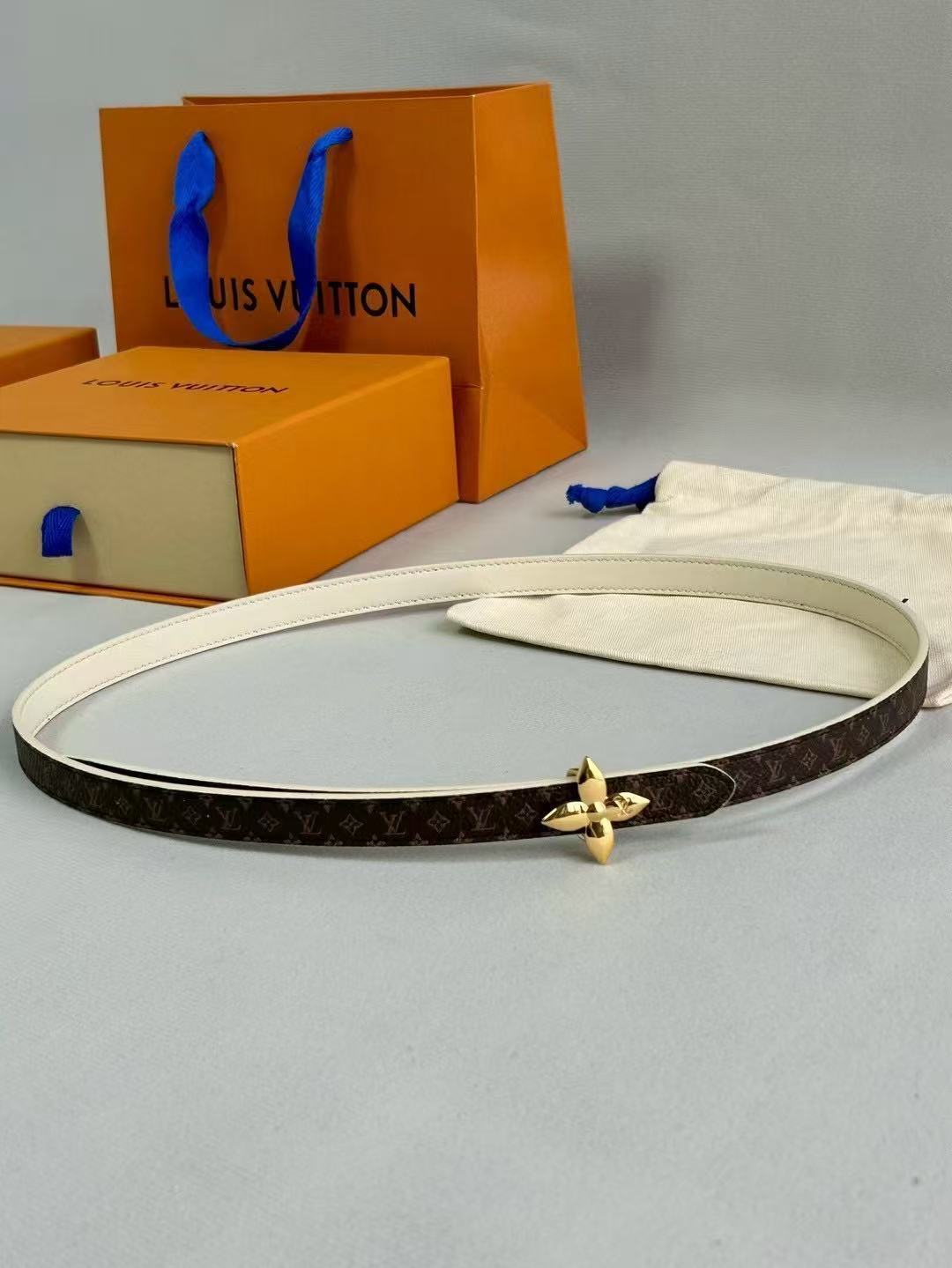 LV 路易威登 1.5cm双面腰带 下单图 专柜品质 可双面使用.纯铜五金扣。配件深受品牌辉煌的经典设计 LV 路易威登 1.5cm双面腰带 下单图 专柜品质 可双面使用.纯铜五金扣。配件深受品牌辉煌的经典设计