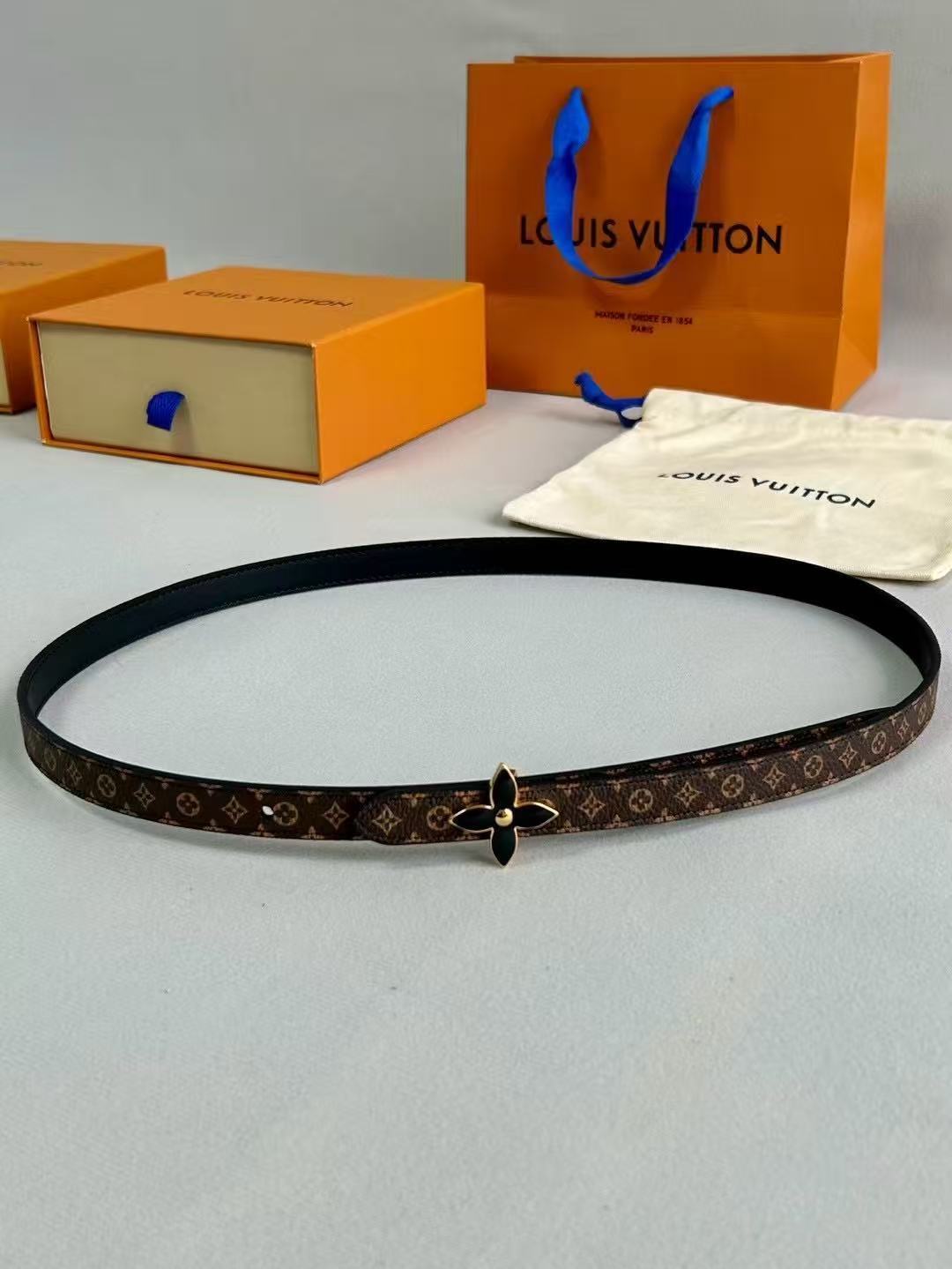 LV  路易威登 1.5cm双面腰带 下单图 专柜品质 可双面使用.纯铜五金扣。配件深受品牌辉煌的经典设计