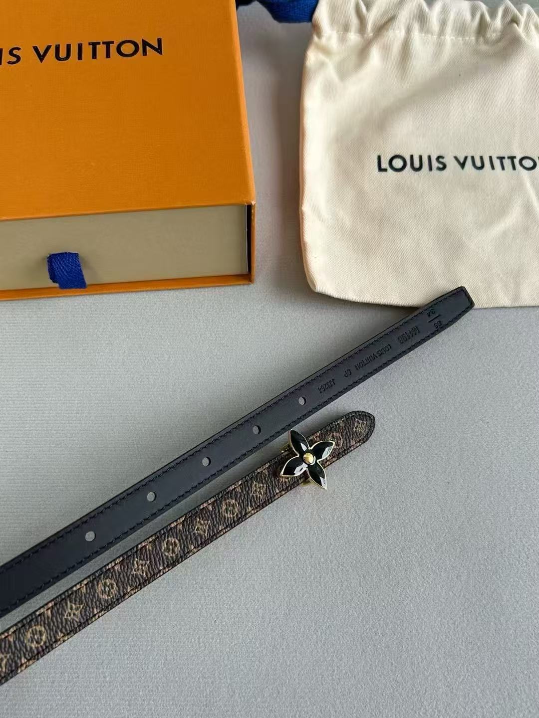 LV  路易威登 1.5cm双面腰带 下单图 专柜品质 可双面使用.纯铜五金扣。配件深受品牌辉煌的经典设计