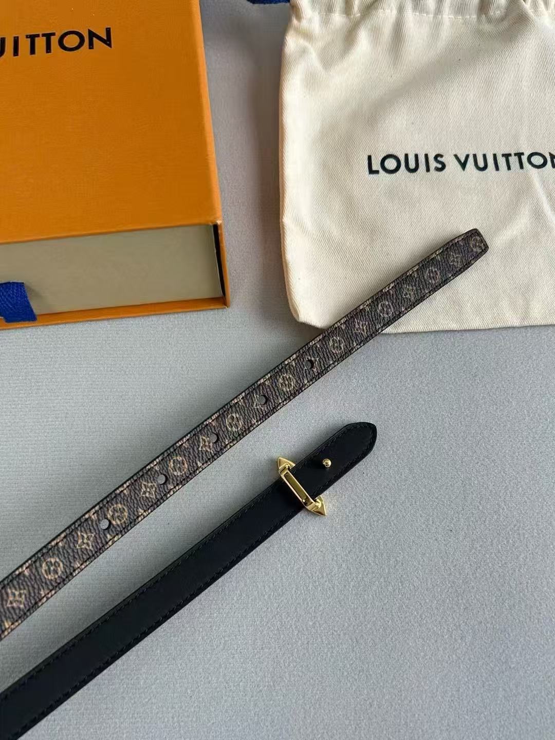 LV  路易威登 1.5cm双面腰带 下单图 专柜品质 可双面使用.纯铜五金扣。配件深受品牌辉煌的经典设计