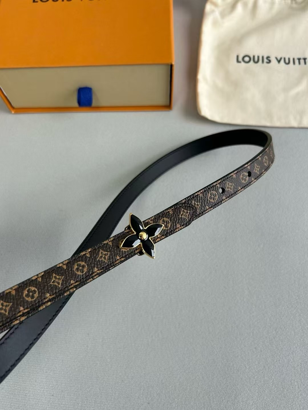 LV  路易威登 1.5cm双面腰带 下单图 专柜品质 可双面使用.纯铜五金扣。配件深受品牌辉煌的经典设计