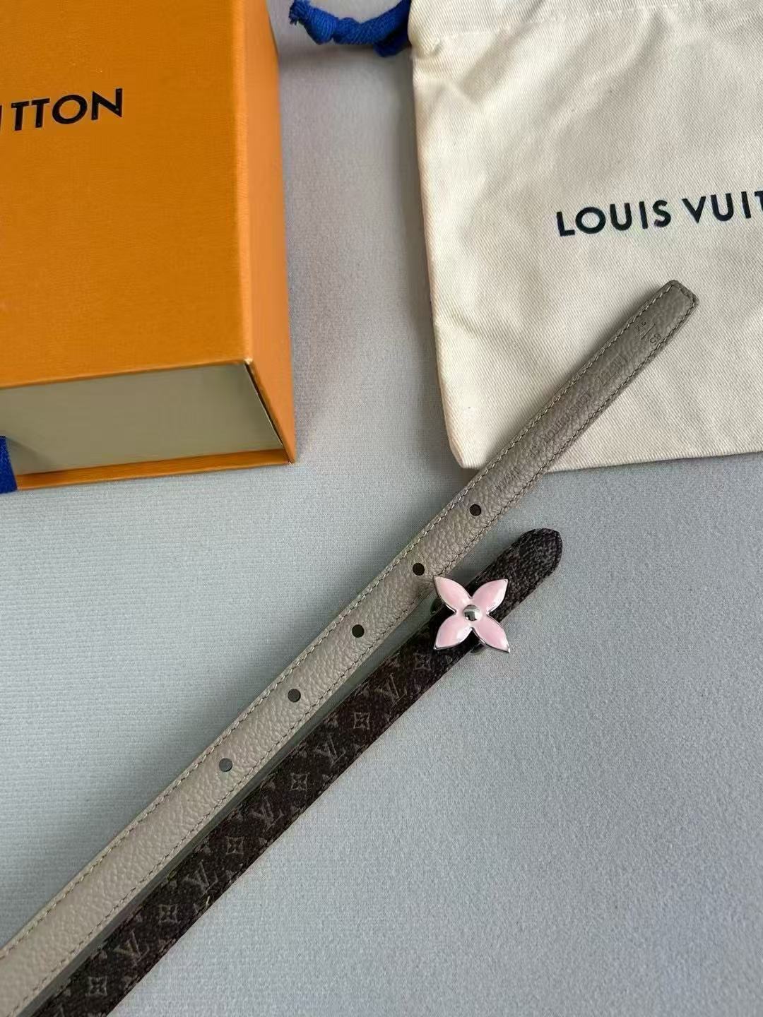 LV  路易威登 1.5cm双面腰带 下单图 专柜品质 可双面使用.纯铜五金扣。配件深受品牌辉煌的经典设计
