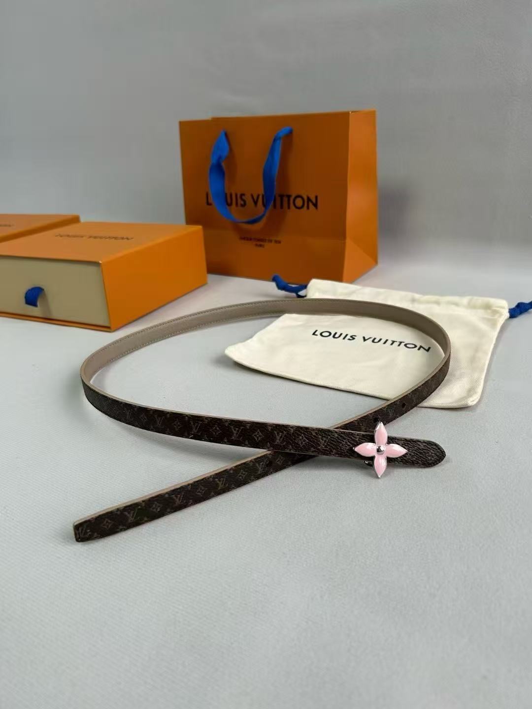 LV  路易威登 1.5cm双面腰带 下单图 专柜品质 可双面使用.纯铜五金扣。配件深受品牌辉煌的经典设计