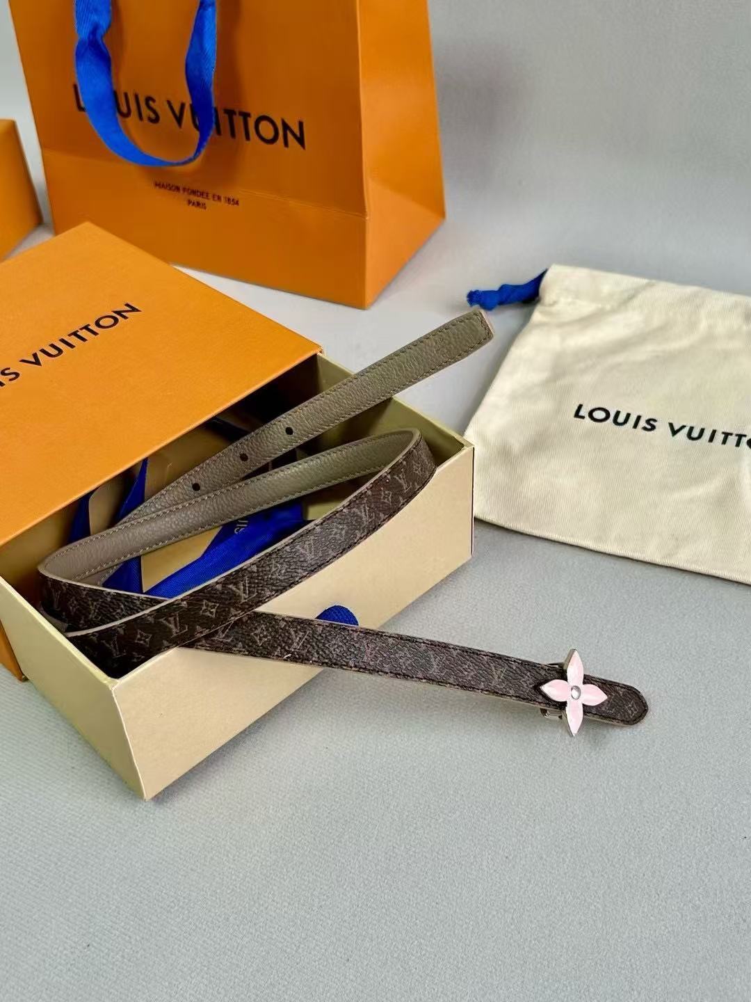 LV  路易威登 1.5cm双面腰带 下单图 专柜品质 可双面使用.纯铜五金扣。配件深受品牌辉煌的经典设计