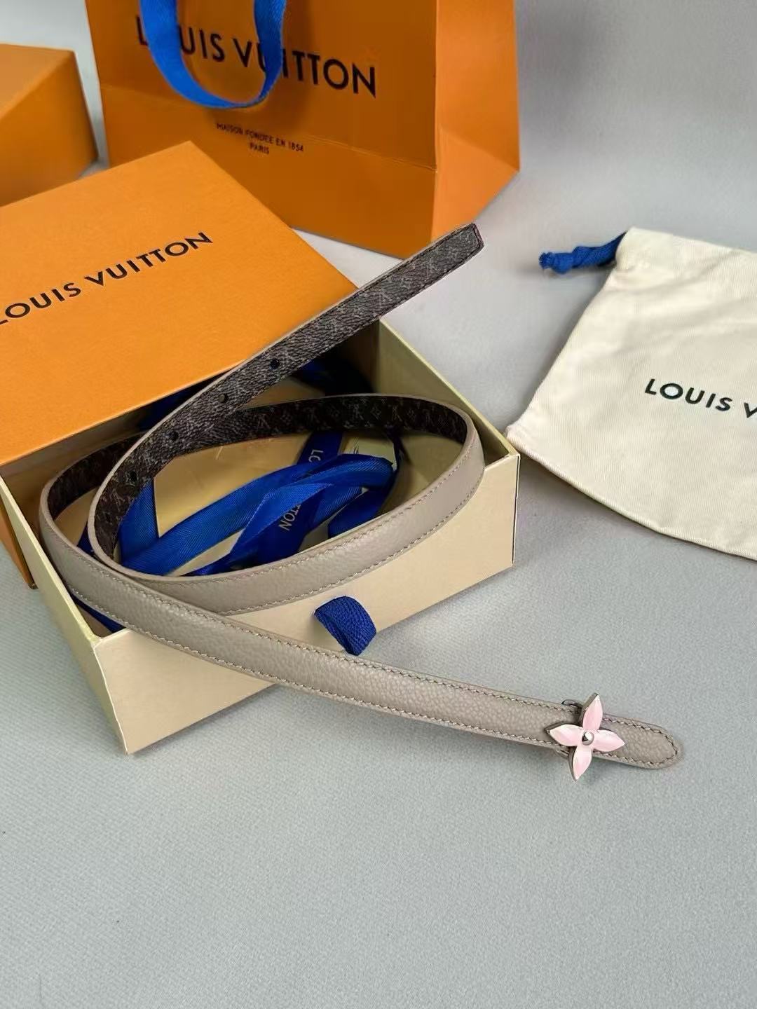 LV  路易威登 1.5cm双面腰带 下单图 专柜品质 可双面使用.纯铜五金扣。配件深受品牌辉煌的经典设计