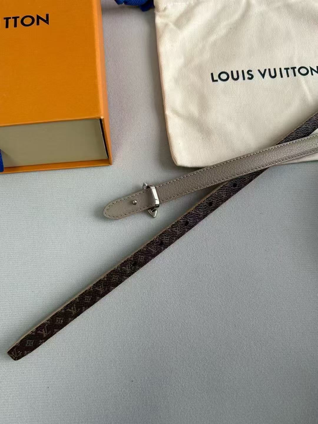 LV  路易威登 1.5cm双面腰带 下单图 专柜品质 可双面使用.纯铜五金扣。配件深受品牌辉煌的经典设计