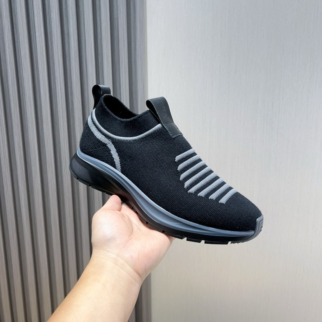 NO:271305,Factory [Zegna Zegna] counter classic casual shoes, winning the world-recognized top brand with details and creativity, and the details highlight the traditional hand-made sewing. The must-have item for successful men is made of soft original special fly weaving. The top-layer sheepskin footbed is soft and tough, and the very light foam combination is embellished with double stripes logo sport details, reinterpreting the original outsole of the iconic shoe with an ultra-light structure, with sizes of 38--44, zegna, sheepskin19860909工厂【Zegna杰尼亚】专柜经典休闲鞋,以细节和创造力赢得世界公认的顶级品牌,细节彰显出传统的手工缝迹.成功男士必备单品以柔软原版特制飞织打造鞋面.头层羊皮垫脚,柔软而有韧性,非常轻盈的发泡组合底上点缀双条纹 logo 运动细节,以超轻结构重新诠释标志性鞋款原厂大底,码数38--44,,zegna,sheepskin,Men's shoes