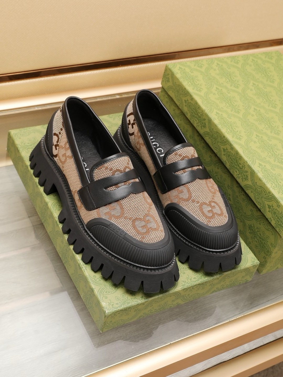 NO:271358,Factory 【GUCCI】 Men's classic loafer shoes, integrating classic shoe styles with retro California style. The shoe style is designed to facilitate putting on and taking off. The upper is carefully crafted from original fabric, decorated with the logo of the rubber concave soles and upper logo. It can be worn with casual clothing or suits. Size38-44 (customized for 45.46), gucci,loafers,business suit19860909工厂【GUCCI】 男士经典乐福皮鞋,将经典的鞋履款式与复古的加州风格融为一体.便鞋款式设计,方便穿脱.鞋面采用原版布料精心制作,饰以橡胶凹凸鞋底及鞋面的logo的标志.可搭配休闲服装或西装穿着.Size38-44（45.46定做）,,gucci,loafers,business suit,Men's shoes