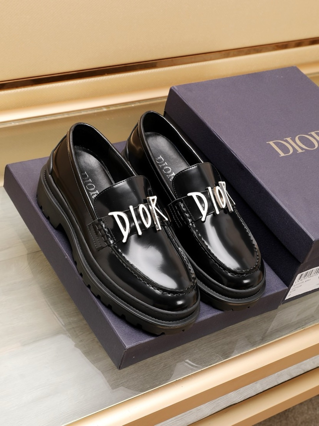 NO:271360,Factory Dior Dior Men's classic loafer shoes, integrating classic shoe styles with retro California style. The shoe style is designed to facilitate putting on and off. It is carefully crafted from top layer of smooth cowhide, decorated with rubber concave soles and DIO* AND SHAWN logo made of brass and enamel. It can be worn with casual clothing or suits. Size38-44 (customized for 45.46), dior, dior, loafers, business suit, cowhide19860909工厂dior迪奥 男士经典乐福皮鞋,将经典的鞋履款式与复古的加州风格融为一体.便鞋款式设计,方便穿脱.采用头层光滑牛皮精心制作,饰以橡胶凹凸鞋底及黄铜和珐琅材质的 DIO* AND SHAWN 标志.可搭配休闲服装或西装穿着.Size38-44（45.46定做）,,dior,dior,loafers,business suit,cowhide,Men's shoes