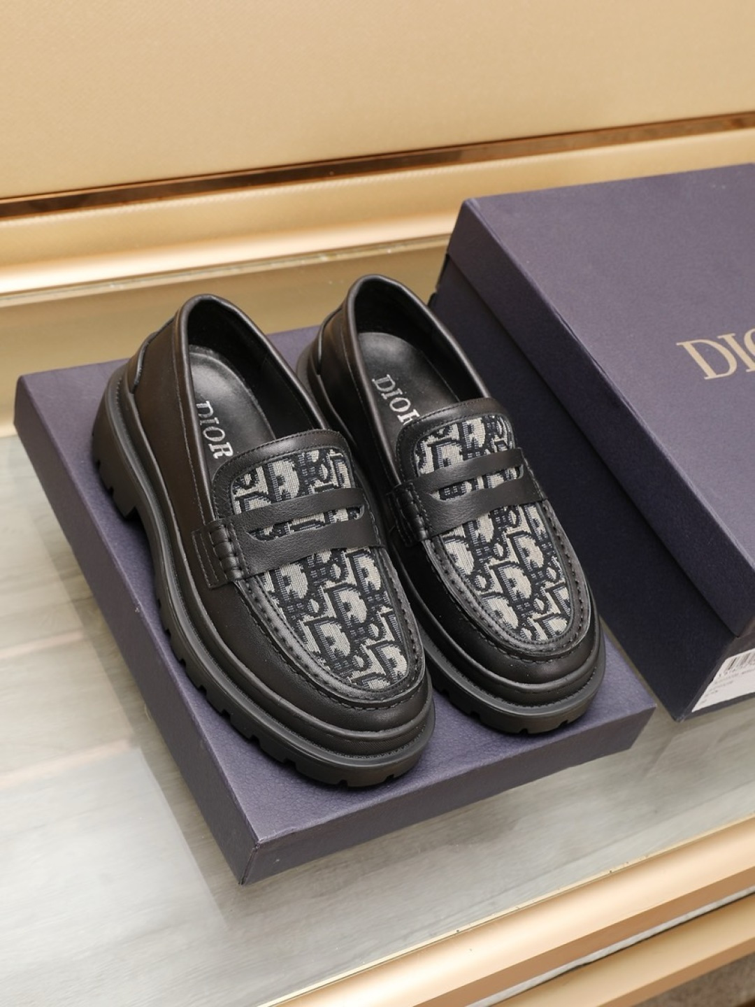 NO:271361,Factory [Dior] Men's classic loafer leather shoes counters are available simultaneously, Italian original · Brand brand totem cloth sewing brand cloth · Carpet leather · (highlights, nobleness, grade) exquisite workmanship (original inner lining) original sole factory special rubber concave and convex sole. Comfortable, wear-resistant, non-slip, real shot can be matched with casual clothing or suits. Size38-44 (customized for 46.46), dior,loafers, business suit,cowhide19860909工厂【Dior】男士经典乐福皮鞋专柜同步发售,意大利原版·品牌图腾布匹车缝品牌布标·撘配小牛皮·（凸显高端·贵气·档次）做工考究（原版内里）鞋底原厂特供橡胶凹凸大底大底.舒适·耐磨·防滑·实物拍摄可搭配休闲服装或西装穿着.Size38-44（46.46定做）,,dior,loafers,business suit,cowhide,Men's shoes