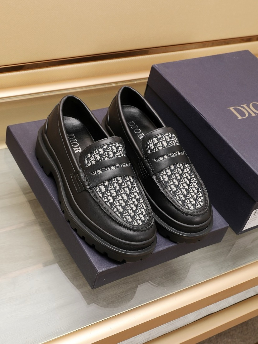 NO:271365,Factory [Dior] Men's classic loafer leather shoes counters are available simultaneously, Italian original · Brand brand totem cloth sewing brand cloth · Carpet leather · (highlights, nobleness, grade) exquisite workmanship (original inner lining) original sole factory special rubber concave and convex sole. Comfortable, wear-resistant, non-slip, real shot can be matched with casual clothing or suits. Size38-44 (customized for 46.46), dior,loafers, business suit,cowhide19860909工厂【Dior】男士经典乐福皮鞋专柜同步发售,意大利原版·品牌图腾布匹车缝品牌布标·撘配小牛皮·（凸显高端·贵气·档次）做工考究（原版内里）鞋底原厂特供橡胶凹凸大底大底.舒适·耐磨·防滑·实物拍摄可搭配休闲服装或西装穿着.Size38-44（46.46定做）,,dior,loafers,business suit,cowhide,Men's shoes