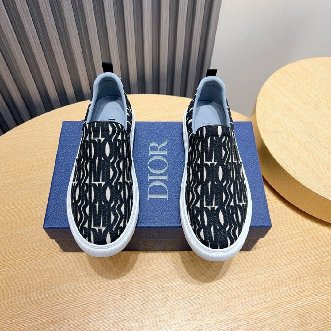 NO:272406,Factory [Dior] Dior casual foot shoe counter is available simultaneously, top purchasing agent Italian original version, brand totem cloth sewing brand cloth, (totem cloth highlights high-end, noble, grade) exquisite workmanship (original inner) original sole is specially supplied with large sole. Comfortable, wear-resistant, non-slip, real objects are more beautiful, code number 38-45 [45 Custom made without return and exchange],,dior,dior19860909工厂【Dior】迪奥休闲套脚鞋专柜同步发售,顶级代购意大利原版·鞋面选用品牌图腾布匹车缝品牌布标·（图腾布凸显高端·贵气·档次）做工考究（原版内里）鞋底原厂特供大底大底.舒适·耐磨·防滑·实物拍摄实物更漂亮码数38-45【45 定做不退换】,,dior,dior,Men's shoes
