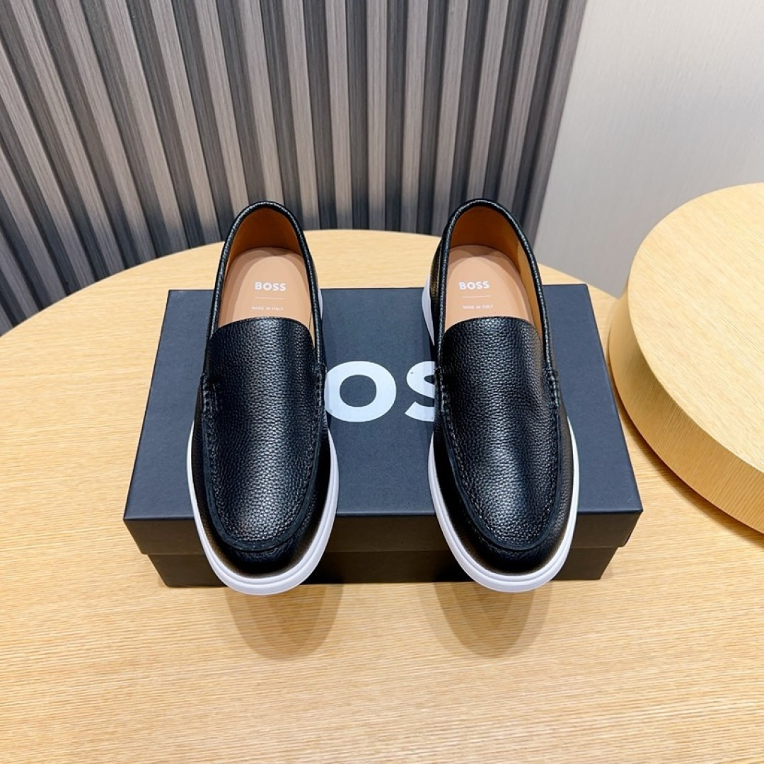 NO:272412,Factory [Boss] new men's footwear shoes. The new model of famous brands is grandly launched. It is shipped with a luxurious and high-end design. The upper is made of original fixed-top cowhide (cowhide inner footbed). The laminated design upper has clear lines and a lightweight rubber outsole. Light luxury style, the upper is breathable and not stuffy, simple and atmospheric, and the foot is comfortable and fashionable. Size38-44 (45 custom-made, no return or exchange), cowhide19860909工厂【Boss】新款男仕套脚鞋 知名品牌新款隆重上市 以奢华高端设计出货 鞋面原版定头层牛皮制作（牛皮内里垫脚） 叠层设计鞋面线条感层次分明,轻质橡胶大底.轻奢风格,鞋面透气不闷脚,简约大气,上脚舒适富有潮流感.Size38-44（45定做不退换）,,cowhide,Men's shoes