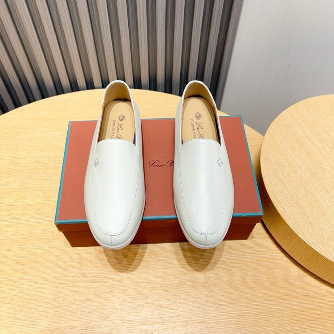 NO:272966,【loro piana】Couple style - new mocasin shoes, the upper is made of original top layer cowhide, paired with rubber soles, a classic work. The complex craftsmanship and careful structure make the shoe light and soft, making you comfortable and comfortable to walk. It is very suitable for wearing at the beach or on the sea in summer. Women's Size 35-40 Men's Size 38-45,,loro piana,cowhide19860909【loro piana】情侣款-新款莫卡辛鞋,鞋面选用原版头层牛皮,搭配橡胶鞋底,经典之作.繁复的匠艺工序、精心考究的结构,令鞋款轻盈而柔软,让您行走舒适自如.非常适合夏季在海边或出海时穿着. 女码35-40 男码38-45,,loro piana,cowhide,Men's shoes