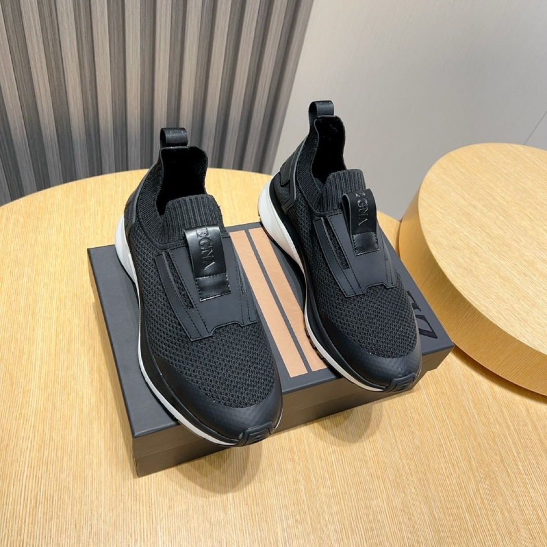 NO:273099,Factory [Zegna Zegna] counter classic casual shoes, winning the world-recognized top brand with details and creativity, and the details highlight the traditional hand-made sewing. The must-have item for successful men is made of soft original special fly weaving. The top-layer sheepskin footbed is soft and tough, and the very light foam combination is embellished with double stripes logo sport details, reinterpreting the original outsole of the iconic shoe with an ultra-light structure, with sizes of 38--44, zegna, sheepskin19860909工厂【Zegna杰尼亚】专柜经典休闲鞋,以细节和创造力赢得世界公认的顶级品牌,细节彰显出传统的手工缝迹.成功男士必备单品以柔软原版特制飞织打造鞋面.头层羊皮垫脚,柔软而有韧性,非常轻盈的发泡组合底上点缀双条纹 logo 运动细节,以超轻结构重新诠释标志性鞋款原厂大底,码数38--44,,zegna,sheepskin,Men's shoes