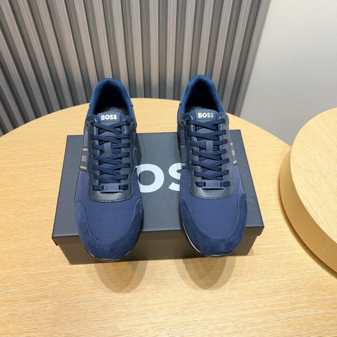 NO:273555,Factory [Boss] new men's sports shoes. The new model of a well-known sports brand is grandly launched. It is shipped with a luxury high-end design. The upper is made of original customized breathable cloth (sheepskin footbed). The laminated design upper has clear lines and a lightweight rubber outsole. Light luxury style, the upper is breathable and not stuffy, simple and atmospheric, and the foot is comfortable and full of trend. Size39-44 (45 custom made without return and exchange),, sneakers, sheepskin19860909工厂【Boss】新款男仕运动鞋 知名运动品牌新款隆重上市 以奢华高端设计出货 鞋面选用原版定制透气布制作（羊皮垫脚） 叠层设计鞋面线条感层次分明,轻质橡胶大底.轻奢风格,鞋面透气不闷脚,简约大气,上脚舒适富有潮流感.Size39-44（45定做不退换）,,sneakers,sheepskin,Men's shoes