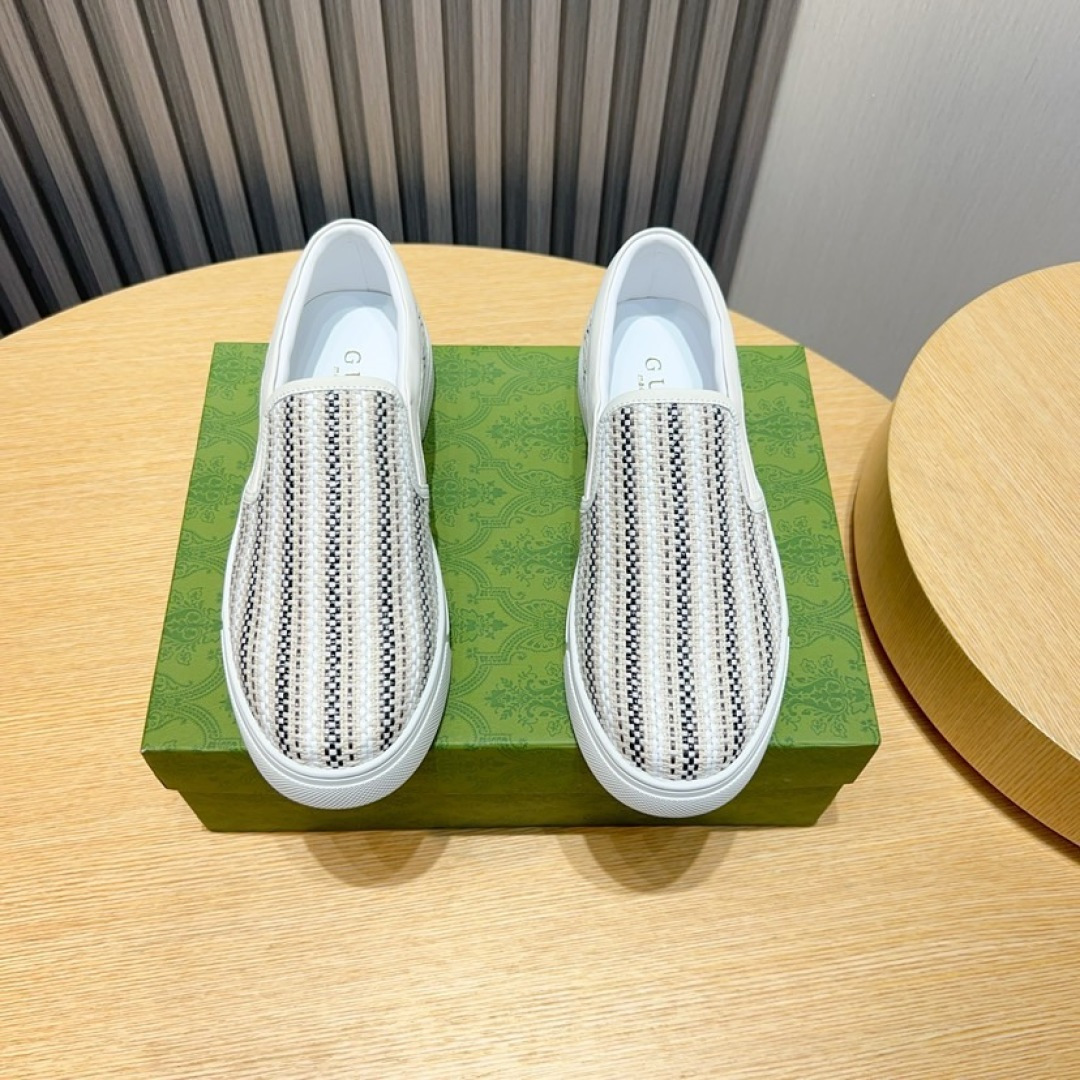 NO:273551,Factory 【GUCCI】 Men's classic footwear shoes, integrating classic shoe styles with retro California style. The shoe style is designed to facilitate putting on and taking off. The upper is carefully made of original fabric, cowhide inside, and is decorated with the logo of the rubber sole and upper. Size38-44 (customized for 45),,gucci,cowhide19860909工厂【GUCCI】 男士经典套脚鞋,将经典的鞋履款式与复古的加州风格融为一体.便鞋款式设计,方便穿脱.鞋面采用原版布料精心制作、牛皮内里不臭脚,饰以橡胶鞋底及鞋面的logo的标志.Size38-44（45定做）,,gucci,cowhide,Men's shoes