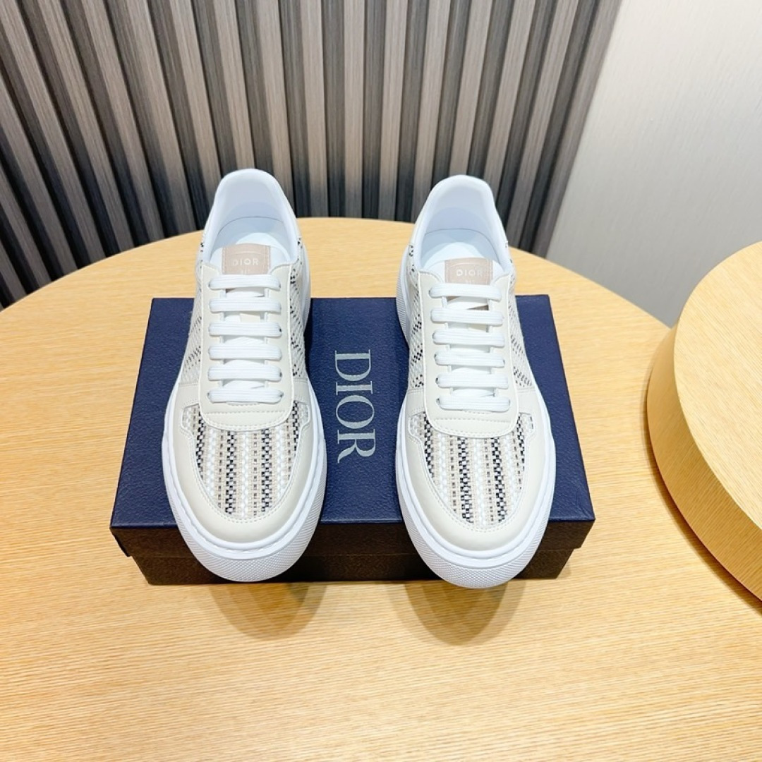 NO:273553,Factory [Dior] Dior Fashion Sports and Casual Shoes This item draws inspiration from retro jogging shoes. It adopts a thick low-top design, with a selected upper with a spliced ​​leather and mesh fabric, and is decorated with a relief 