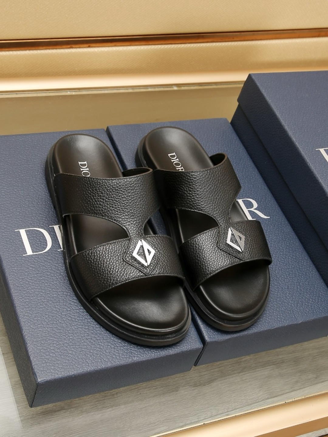 NO:273640,Factory [Dior] Diorto shoes official website 1:1 open mold customization, upgraded version of the sole, lighter and non-slip. The upper is made of top layer cowhide, brand combination outsole market top quality, fashion and trendy, versatile and popular, simple and tasteless, 38-45 (45 can be customized), dior, dior, cowhide19860909工厂【Dior】迪奥托鞋官网1:1开模定制,升级版大底,更轻便,防滑.鞋面选用头层牛皮制成,品牌组合大底市场顶级品质,时尚主打潮流,百搭爆款,简单不失品味,码数38-45（45可定做）,,dior,dior,cowhide,Men's shoes